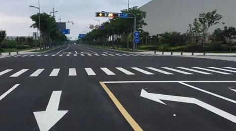 蘇州停車位劃線廠家解讀，道路交通標(biāo)志牌通常布置在什么區(qū)域？